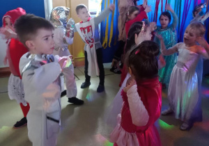 Dzieci naśladują taniec prowadzącej podczas balu karnawałowego
