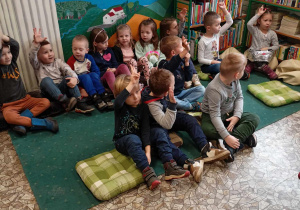 Dzieci słuchają opowiadania o kocie.