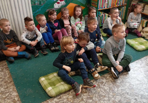 Dzieci słuchają opowiadania o kocie.