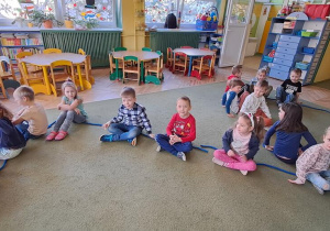 Dzieci siedzą na linie - zygzaku