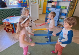 Dzieci przeciągają szarfy w rytmie piosenki "Zuzanna"