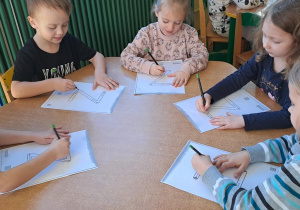 Marysia, Tymek, Lena, Laura i Remik piszą litery "Z" na kartkach do piosenki "Zuzanna"