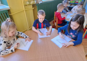 Oliwka, Janek i Hania piszą litery "Z" na kartkach do piosenki "Zuzanna"