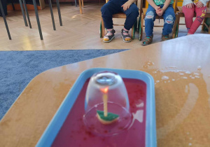 dzieci obserwują eksperyment