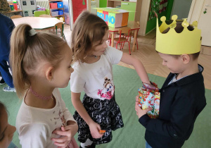Dzieci obchodzą urodziny Wiktora