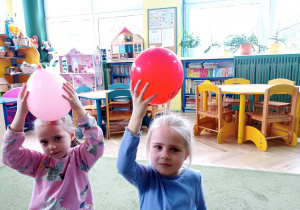 "Elektryzujący balon" - Nadia i Lena