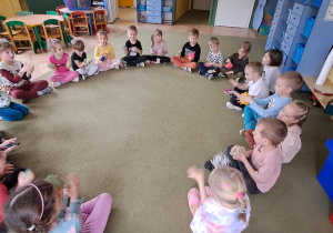 Dzieci podrzucają woreczki w rytmie piosenki "Ula"