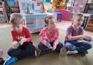 Mateusz, Hania, Antoś wygrywają rytm piosenki "Ula" na woreczkach