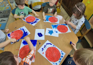 Dzieci stemplują farbami