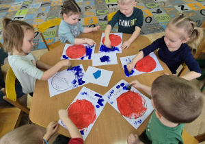 Dzieci stemplują farbami