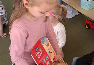Lenka częstuje słodyczami dzieci z okazji Dnia Kobiet