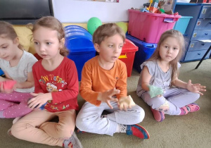Marysie, Laura, Olaf podrzucają woreczki w rytmie piosenki "Celina"