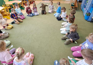 Dzieci wystukują na łyżkach rytm piosenki "Łukasz"