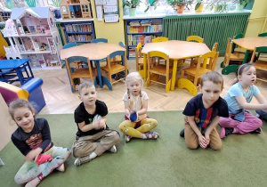 Dzieci podrzucają woreczki w rytmie piosenki "Łukasz"