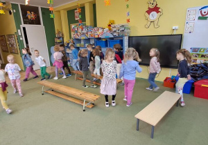 Dzieci rytmicznie poruszają się do piosenki "Łukasz"