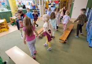 Dzieci poruszają się na palcach do piosenki "Łukasz"