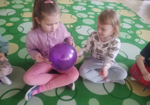 Zabawy z balonem - podawanie balonu pałeczkami