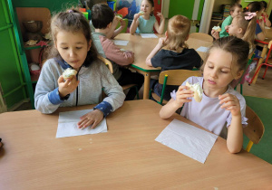 Dzieci przygotowują twarożek ze szczypiorkiem