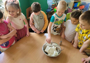 Dzieci przygotowują twarożek ze szczypiorkiem