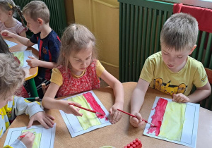 Gabryś, Klara i Mateusz malują flagi Hiszpanii