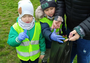 Dzieci sprzątają park