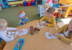 Nadia, Olaf i Lena kolorują sylwety dzieci przedstawiające przyjemne emocje