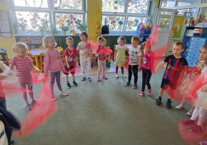 Puchatki poruszają chustami do piosenki pt. "Hej, chusteczko"