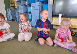 Gabryś, Klara, Jaś, Nadia ugniatają chusty w rytmie piosenki "Halina"