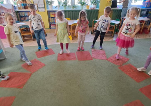 Puchatki przytupują na chustach w rytmie piosenki "Halina"