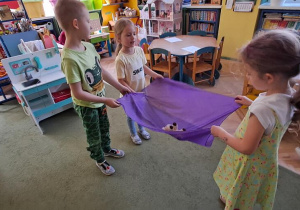 Leon, Marysia i Lena kołyszą pluszaka w rytmie piosenki "Halina"