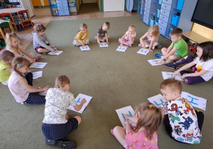 Puchatki odtwarzają litery "H" na wyklejonych wzorach do piosenki "Halina"