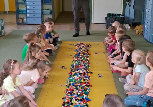 Instruktor Lego rozmawia z dziećmi na temat zamków