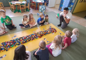 Puchatki uważnie słuchają instrukcji w jaki sposób budować zamki