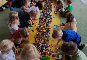 Puchatki budują z klocków Lego zamki