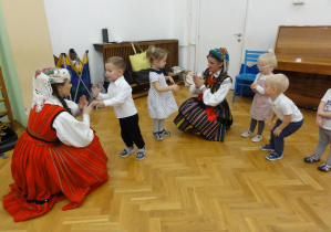 udział w warsztatach o tańcach regionalnych