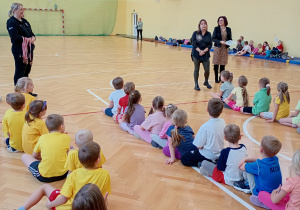 Po zakończonych zawodach dzieci czekają na ogłoszenie zwycięzcy