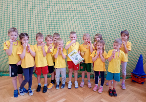 Nasi mistrzowie z medalami i pucharem