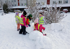 Puchatki toczą śniegowe kule