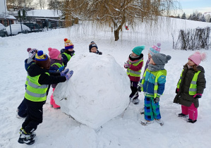 Puchatki przy WIELKIEJ śniegowej kuli