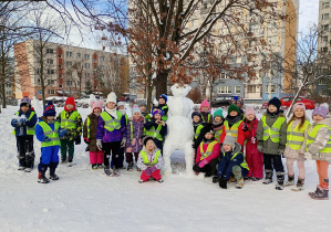 Puchatki ze śniegowym ludzikiem