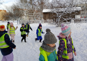 Zimowy spacer Puchatków po parku