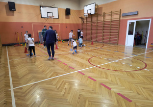 Dzieci biorą udział w konkurencji sportowej.