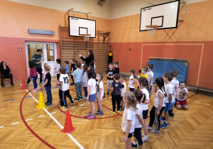 Dzieci odbierają gratulacje od prowadzącego.