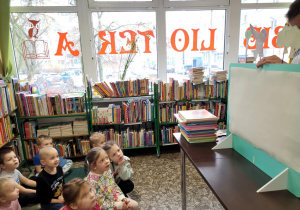 Teatrzyk przygotowany przez bibliotekę