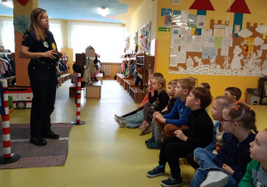 Panie pracujące w Straży Miejskiej prowadzą rozmowę z dziećmi na temat zasad bezpieczeństwa w różnych miejscach pobytu dziecka