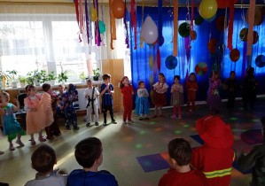 Przedszkolaki tańczą w kole