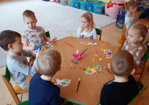 Dzieci brokatują maski karnawałowe
