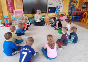Grupa słucha o instrumencie ukulele
