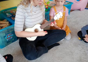 Pani Marta pokazuje instrument ukulele