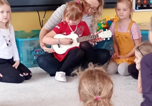 Klara gra na ukulele